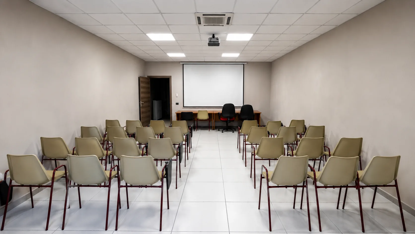 Sala riunioni attrezzata con tavolo e sedute per incontri di lavoro