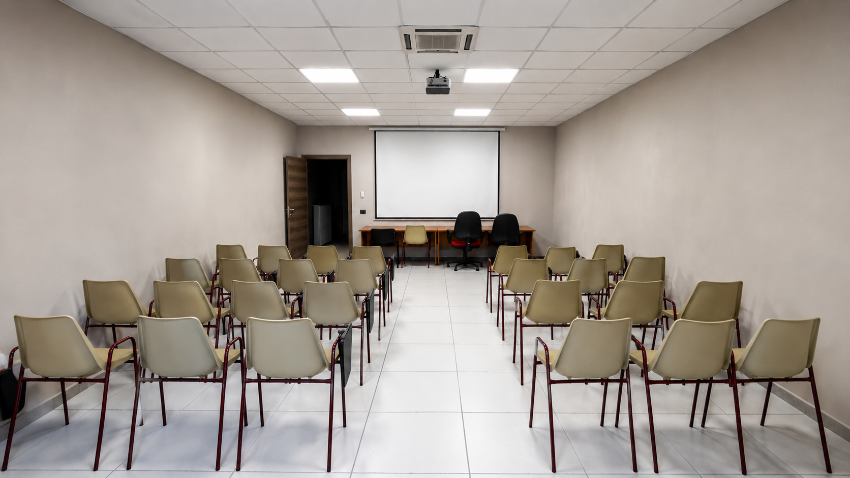 Sala riunioni attrezzata con tavolo e sedute per incontri di lavoro